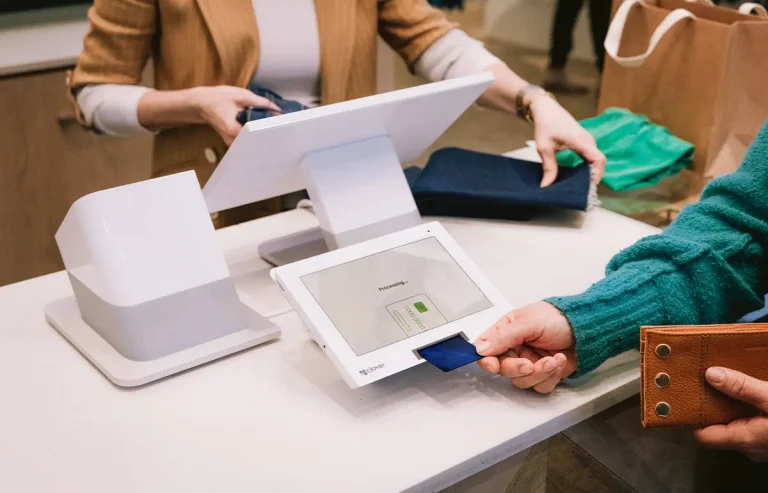Equipo de punto de venta POS blanco con pantalla táctil, cajón de dinero, impresora de recibos y accesorios para negocios.